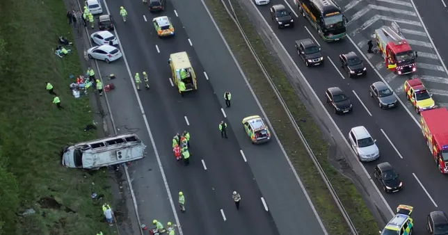 Súlyos autóbaleset Angliában – 17 ember kórházban, miután egy kisbusz is felborult tele szurkolókkal 3