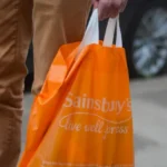 Kirúgtak egy Sainsbury’s dolgozót Angliában 20 év munkaviszony után, mert nem fizetett ki pár penny-t a szatyrokért, amikor magának vásárolt