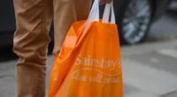 Kirúgtak egy Sainsbury’s dolgozót Angliában 20 év munkaviszony után, mert nem fizetett ki pár penny-t a szatyrokért, amikor magának vásárolt 2