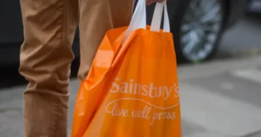 Kirúgtak egy Sainsbury’s dolgozót Angliában 20 év munkaviszony után, mert nem fizetett ki pár penny-t a szatyrokért, amikor magának vásárolt 36