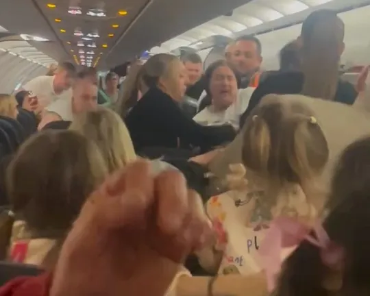 Elszabadult a pokol az egyik angliai repülőjáraton: az egyik utas egy üveg vodka elfogyasztása után verekedni kezdett az utasokkal 3