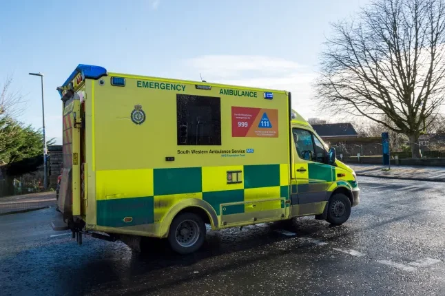 Letartóztattak két, a mentőszolgálatnál dolgozó alkalmazottat Angliában - hat ember halálához lehet közük