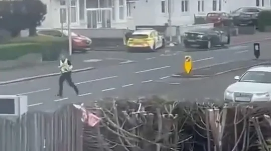 A nyílt utcán láncfűrésszel kergetett és több rendőrt megsebesített egy férfi Nagy-Britanniában 4