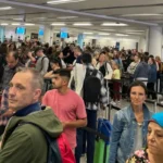 Újabb káosz Anglia repülőterein – járatok tucatjait törölték, utasok ezreinek nincs hol aludnia, budapesti járatok is érintettek
