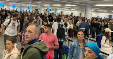 Újabb káosz Anglia repülőterein – járatok tucatjait törölték, utasok ezreinek nincs hol aludnia, budapesti járatok is érintettek