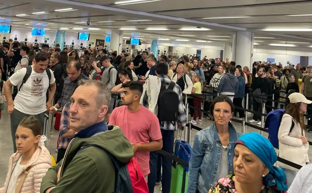 Újabb káosz Anglia repülőterein – járatok tucatjait törölték, utasok ezreinek nincs hol aludnia, budapesti járatok is érintettek 6