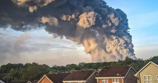 Hatalmas tűz keletkezett egy bevásárlóközpont mellett Angliában 5