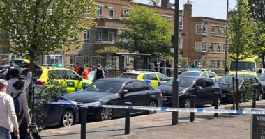 Nőt késelt halálra egy fiatal srác a nyílt utcán egy buszmegállónál Londonban