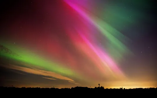 Lenyűgöző, ritka jelenség volt látható Nagy-Britanniából az éjszakai égbolton – napvihar által felerősített sarki fény 4