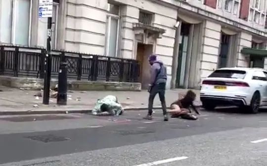 A nyílt utcán, többek szeme láttára összevertek egy férfit és egy nőt Londonban 4