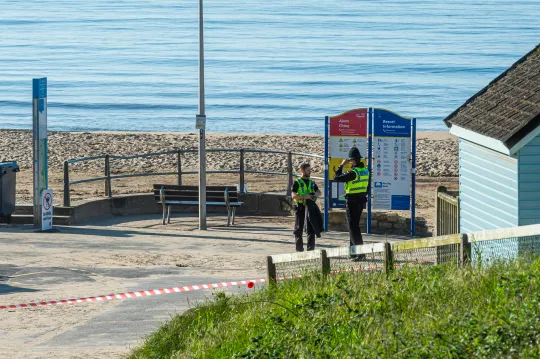 Fiatal nőt késeltek halálra a tengerparton Angliában 5