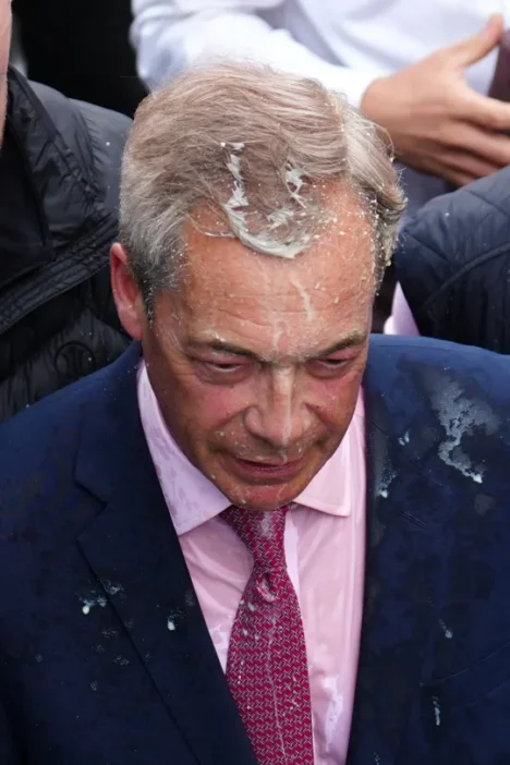 Hatalmas adag milkshake-et vágott az ismert brit politikus arcába egy dögös OnlyFans modell 6