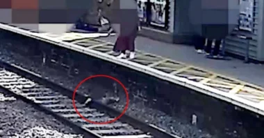 Kisgyerek zuhant a sínekre másodpercekkel a vonat érkezése előtt egy angliai állomáson 14
