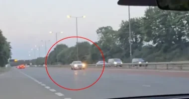 Egy „őrült” Audi sofőr forgalommal szemben kezdett el száguldozni az egyik angliai autópályán