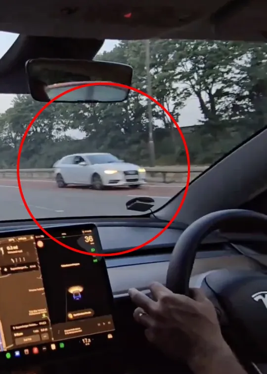 Egy „őrült” Audi sofőr forgalommal szemben kezdett el száguldozni az egyik angliai autópályán 4