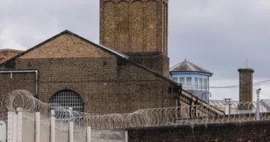 Figyelem! Véletlenül szabadon engedtek egy rabot az egyik londoni börtönből - a rendőrség nagy erőkkel keresi