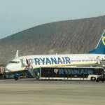 Hatalmas balhé a Ryanair egyik londoni járatán – 6 embert a rendőrök vittek el, annyira megvadultak a legénybúcsún lévő fiatalok