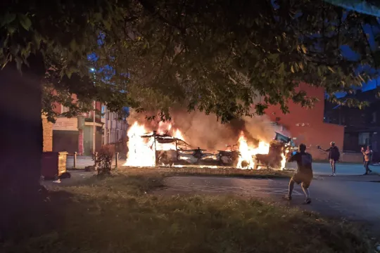 Utcai zavargások Leeds városában - rendőrautót borogattak és egy buszt is felgyújtott a tomboló tömeg 7