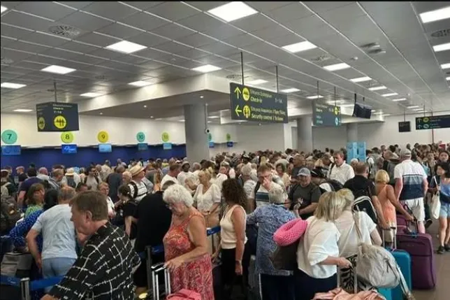 Káosz az egyik nagy légitársaságnál Nagy-Britanniában – járatokat törölnek az utolsó pillanatban és vannak, akik 50 órája a reptéren várnak