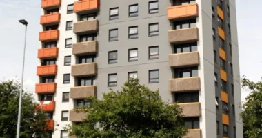 Két embert letartóztattak Angliában, miután egy férfi "ismeretlen körülmények közt" kizuhant egy panelház egyik erkélyéről