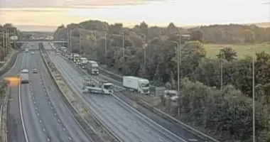 Hatalmas káosz és felfordulás az M6-oson Angliában, miután egy nő holtteste hevert az autópályán