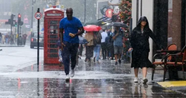 Hatalmas eső és viharos erejű szél éri el Nagy-Britanniát az Ernesto hurrikán hatásai nyomán