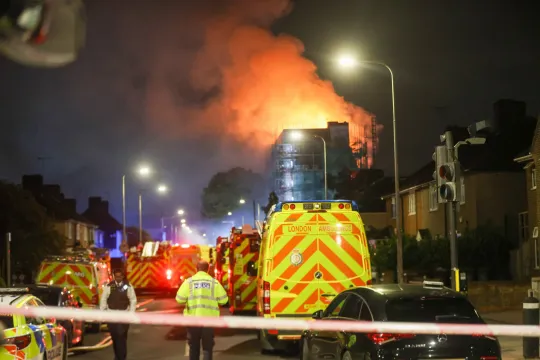 Hatalmas tűz Kelet-Londonban: kigyulladt egy panelház, 200 tűzoltó oltja a lángokat 6