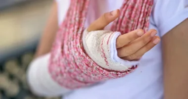 Egyre többen egyre komolyabb sérüléseket is otthon, maguk próbálnak meg ellátni Angliában, annyira rossz a helyzet a sürgősségi osztályokon