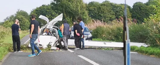 Forgalmas út közepére zuhant egy repülőgép Angliában - a rajta lévőknek óriási szerencséjük volt 4