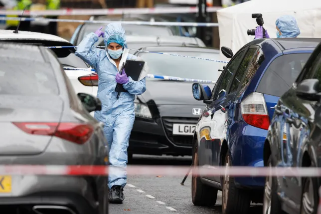 A nyílt utcán nyitottak tüzet egy fiatal férfire London belvárosában 4