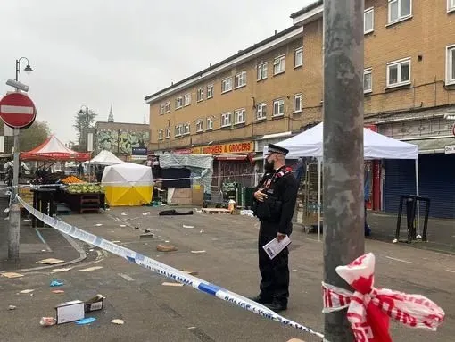 Súlyos támadás egy londoni piacon - 1 személy a helyszínen életét vesztette, a kofák fogták le és vitték földre a felbőszült támadót 6