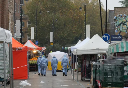 Súlyos támadás egy londoni piacon - 1 személy a helyszínen életét vesztette, a kofák fogták le és vitték földre a felbőszült támadót 4