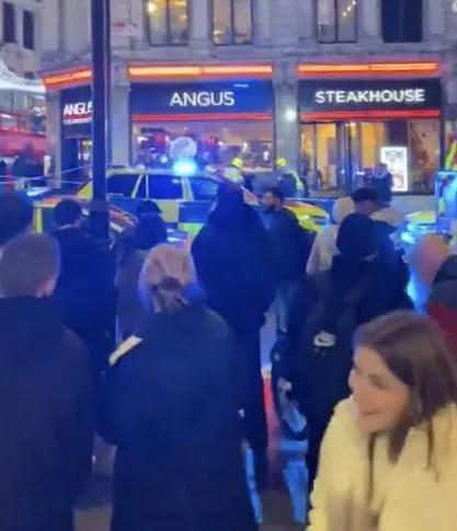 Felhajtott a járdára az emberek közé egy autó London belvárosában - többen kórházban