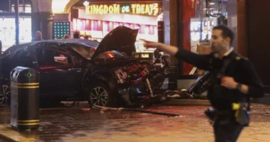 Felhajtott a járdára az emberek közé egy autó London belvárosában - többen kórházban