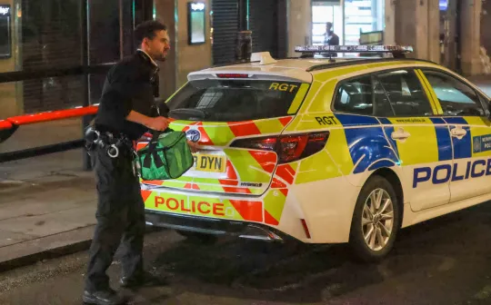 Felhajtott a járdára az emberek közé egy autó London belvárosában - többen kórházban