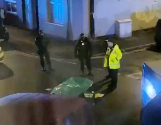 Két elhunyt személy holttestére bukkantak az egyik utca közepén Manchesterben, egy férfit letartóztattak