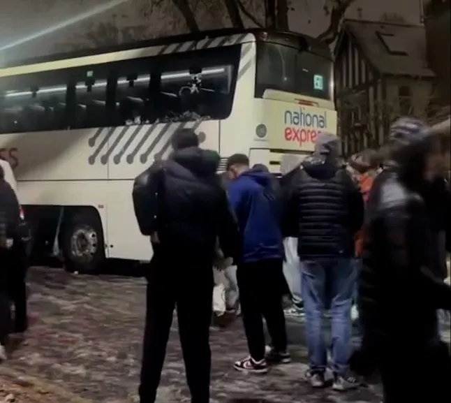 Az utasok és a járókelők saját testi épségüket kockáztatva ugrottak egy lejtőn lefelé csúszó busz elé Angliában, hogy megállítsák 4