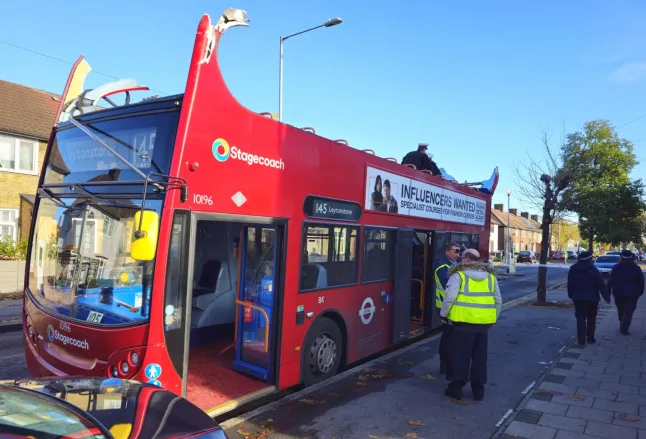 Teljesen leszakadt egy londoni emeletes busz teteje, miután egy fának ütközött 4