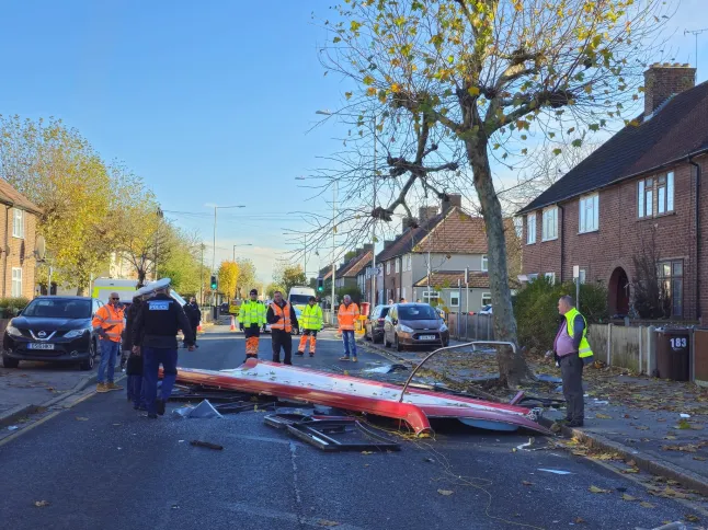 Teljesen leszakadt egy londoni emeletes busz teteje, miután egy fának ütközött 3