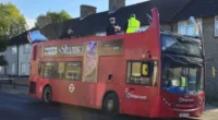 Teljesen leszakadt egy londoni emeletes busz teteje, miután egy fának ütközött 2