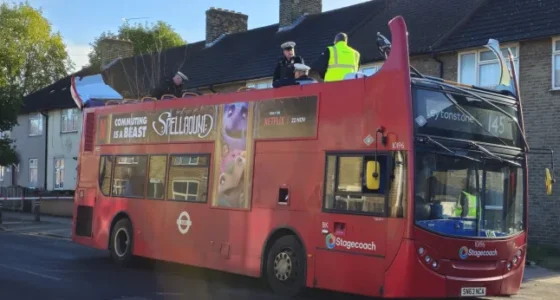 Teljesen leszakadt egy londoni emeletes busz teteje, miután egy fának ütközött 1