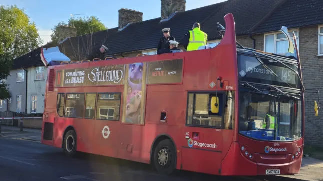 Teljesen leszakadt egy londoni emeletes busz teteje, miután egy fának ütközött