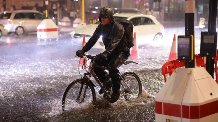 Alig ért véget a Bert vihar, máris itt a következő: a Conall vihar hatalmas mennyiségű esőt és áradásokat hoz az ország déli felére, Londonba is 13