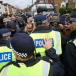Tüntetők csaptak össze a rendőrökkel a nyílt utcán Londonban