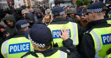 Tüntetők csaptak össze a rendőrökkel a nyílt utcán Londonban