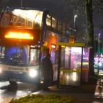 Súlyos támadás egy utasokkal teli buszon Angliában – egy 15 éves fiú súlyos sérülésekkel kórházban