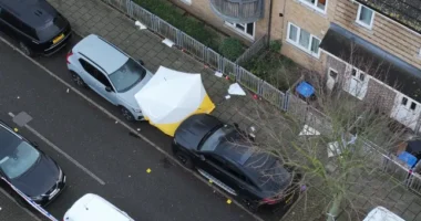 Tüzet nyitottak egy templomból kifelé jövő tömegre Londonban - 1 nő életét vesztette és többen megsérültek