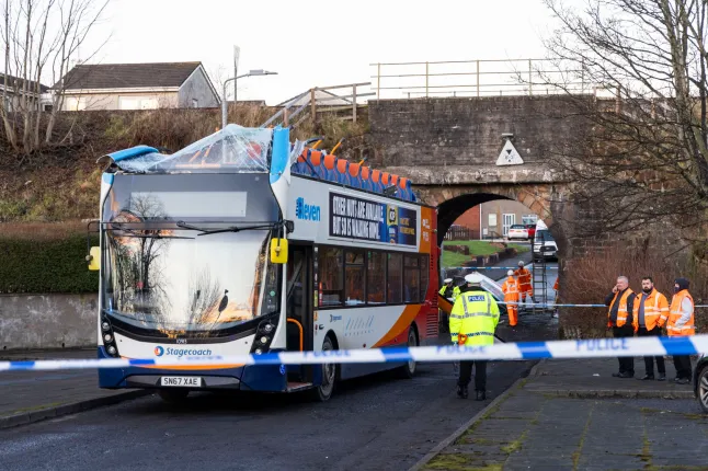 Újabb súlyos buszbaleset Nagy-Britanniában - 8-an megsérültek, amikor az emeletes busz teljes teteje leszakadt