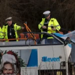 Újabb súlyos buszbaleset Nagy-Britanniában – 8-an megsérültek, amikor az emeletes busz teljes teteje leszakadt
