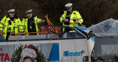 Újabb súlyos buszbaleset Nagy-Britanniában - 8-an megsérültek, amikor az emeletes busz teljes teteje leszakadt
